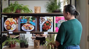 Exposição com realidade aumentada apresenta pratos da culinária brasileira em Santos