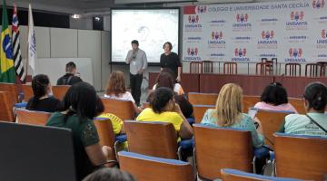 pessoas no auditório acompanhando a palestra #paratodosverem 