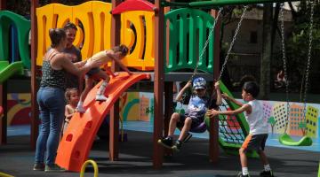 Crianças já se divertem no novo playground da praça do Sesc em Santos