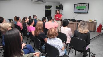 pessoas sentadas acompanham palestra #paratodosverem