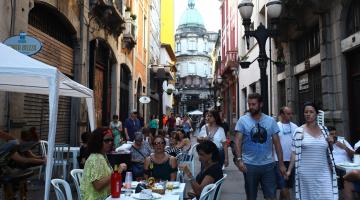 pessoas caminham no Centro durante festival do café #pracegover 