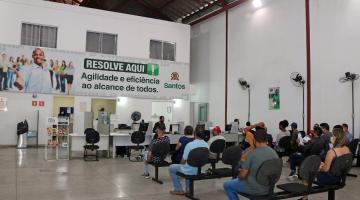 pessoas aguardam sentadas no centro de emprego #paratodosverem