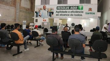 pessoas estão sentadas no salão do centro de emprego aguardando atenidmento. #paratodosverem