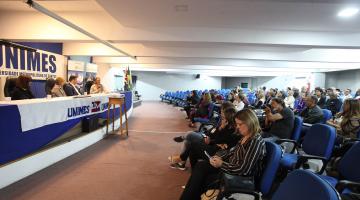 professores sentados no auditório durante a palestra #pracegover 