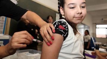 menina é vacinada no braço #pracegover 