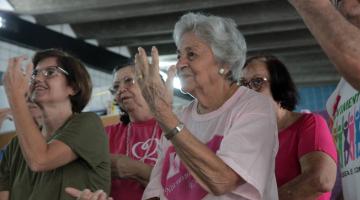 Prevenção e conscientização no Outubro Rosa embalam participantes do Movimente-se, em Santos