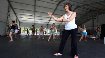 Munícipes e turistas sentem bem-estar com prática de tai chi chuan na praia  