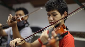 Jovem toca violino. #paratodosverem