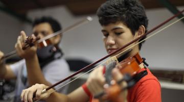 duas crianças tocam violino #paratodosverem