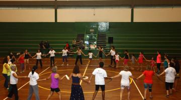 Dança circular no Rebouças celebra o Dia Internacional da Mulher