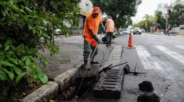 Ações de limpeza em bueiros aumentam quase 20% em um ano em Santos