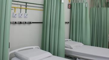 Macas em hospital. Há cortinas entre os leitos para separá-los. Há saídas para respiradores. #Paratodosverem