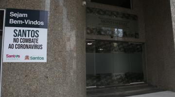 entrada do hotel com placa de bem vindos aos hóspedes #paratodosverem