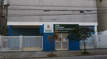 a fachada da escola com placa com o nome na frente. #paratodosverem 