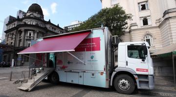 Caminhão de mamografia, com toldo cor de rosa armado está estacionado na  Praça Mauá. #Pracegover