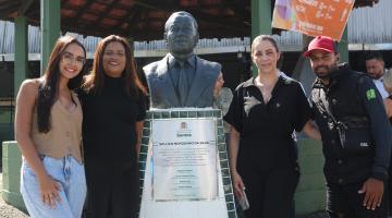 Busto homenageia liderança comunitária em morro de Santos