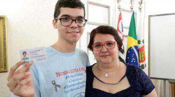 Carteira para pessoa com deficiência facilita exercício de direitos em Santos