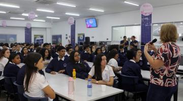 mulher faz palestra para sala lotada #paratodosverem 