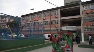 a fachada da escola com um totem estilizado em formato de mureta. #paratodosverem 