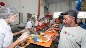 Bom Prato da Zona Noroeste de Santos chega a 2,2 milhões de refeições servidas em sete anos