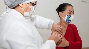 mulher vacinada no braço #paratodosverem