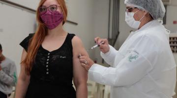 Mulher está recebendo aplicação da vacina de uma enfermeira - Fotos: Isabela Carrari