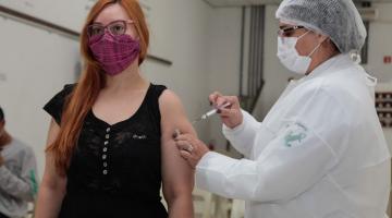 enfermeira aplica vacina em jovem #paratodosverem