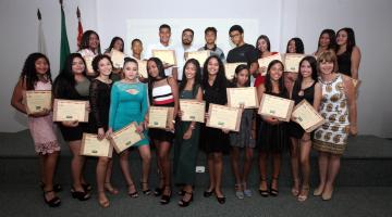Estudantes santistas recebem certificados de curso de formação cidadã