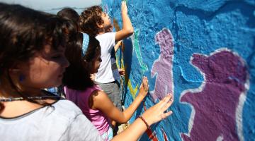 Em férias no Aquário, crianças fazem pintura coletiva. Confira vídeo