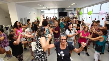 Dia das mães: ação fortalece união entre avós e netos no Espaço do Idoso