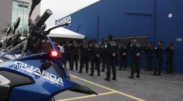 agentes da guarda perfilados ao fundo e moto em primeiro plano. #paratodosverem