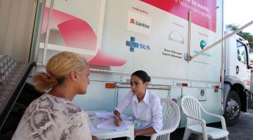 Caminhão de mamografia inicia atendimento no Centro de Santos