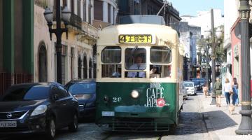 bonde japão percorre rua no centro histórico. #paratodosverem
