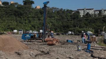 terreno com equipamentos para fundações. #paratodosverem 