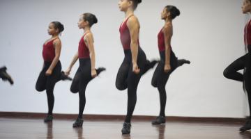 meninas dançam en aula de ballet #pracegover 