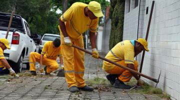 Cuidando de Santos segue com limpeza de galeria e capinação 