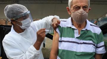 idoso vacinado  no braço #paratodosverem 