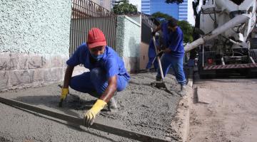 Rua em Santos é modernizada com novo passeio e outras melhorias