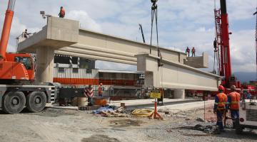 Vigas são içadas na nova ponte sobre rio na Zona Noroeste de Santos