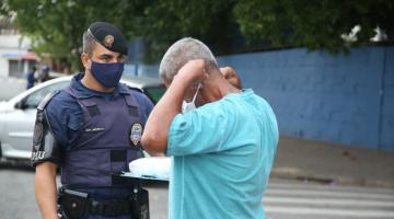 guarda olha homem colocando máscara #paratodosverem 