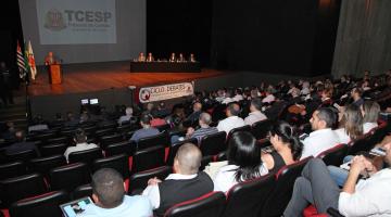 pessoas sentadas no auditório durante o evento #pracegover 