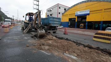 máquina atua na obra de drenagem da avenida #pracegover 