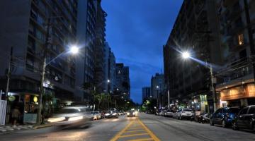 avenida iluminada a noite #paratodosverem
