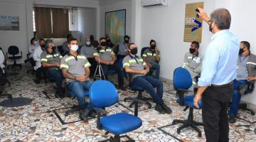 pessoas em sala de aula assistem a palestra #paratodosverem 