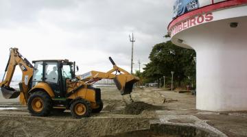 escavadeira retira areia acumulada em ponto da praia #paratodosverem 