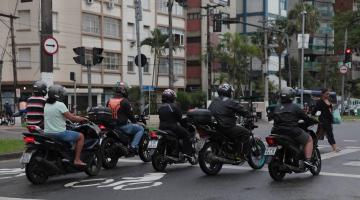 Área de espera para motos é implantada para aumentar segurança no trânsito em Santos