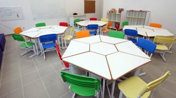 sala de escola com mesas e cadeiras #paratodosverem 