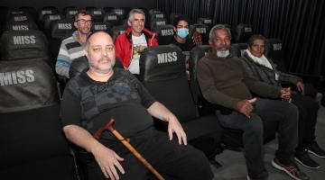 Usuários de abrigo municipal assistem a sessão de cinema especial no Miss em Santos