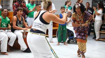 Rainha do Congo visita Santos e deixa mensagem humanitária