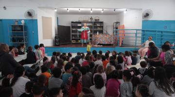 Mês da Criança: escola municipal de Santos tem contação de história